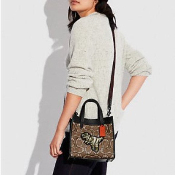 COACH X MICHAEL B. JORDAN FIELD TOTE 22 IN MUMMIFIED SIGNATURE CANVAS WITH REXY - Picture 3 of 9